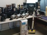 beaucoup d'appareils électroniques posés sur une table dans une pièce