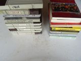 plusieurs livres empilés sur une table