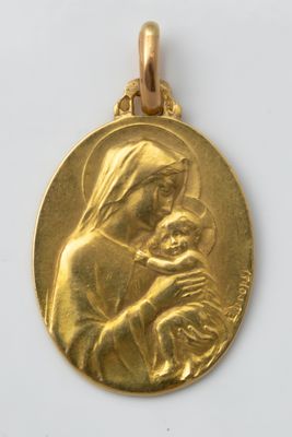 une médaille d’or représentant la Vierge à l’Enfant