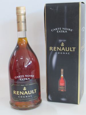 la bouteille de vin est à côté de la boîte sur la table