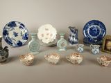 beaucoup de vaisselle et de vases bleus et blancs