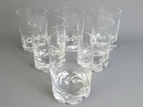six verres posés les uns à côté des autres sur une table