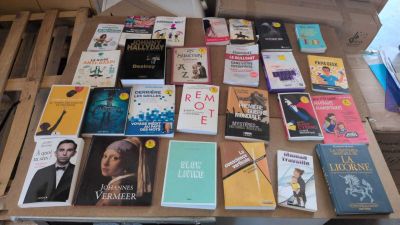 de nombreux livres posés sur une table dans une pièce