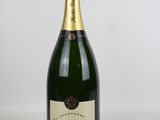 gros plan d'une bouteille de champagne sur fond blanc