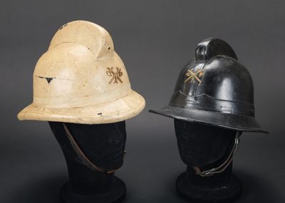deux casques sont posés l'un sur l'autre sur une surface noire