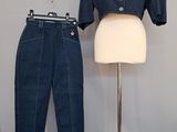 un mannequin et un costume exposés dans une pièce