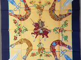 foulard carré jaune et bleu représentant un homme à cheval