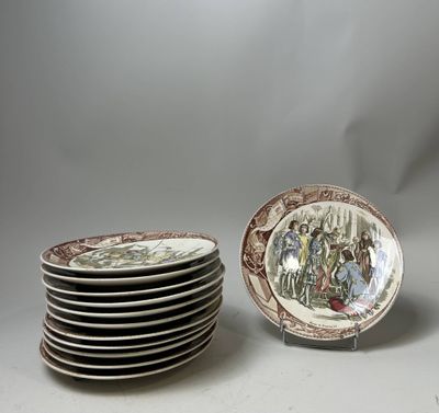 plusieurs assiettes sont empilées sur une table