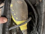 une personne qui tient une chaussure dans un sac