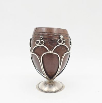 un vase en argent orné d'un motif marron