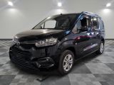 la photo d'une camionnette noire garée sur un sol en damier