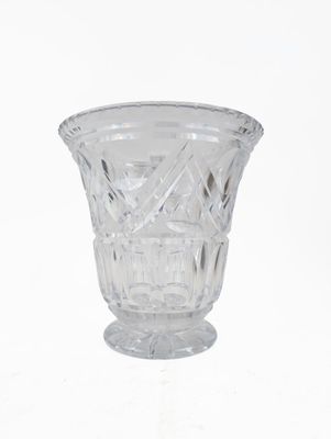 un vase en verre posé sur une surface blanche