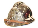 un casque de pompier argenté sur fond blanc