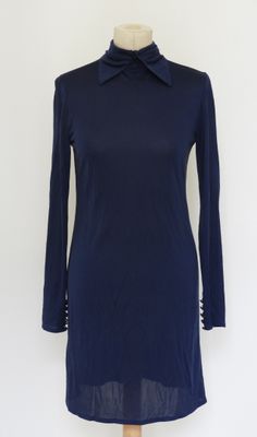 LAGARFELD, robe manches longues en soie bleu marine, col hau…