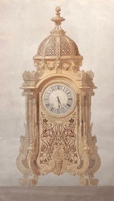 une horloge posée sur une table dans une pièce