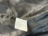 un gros plan sur une veste noire portant une étiquette