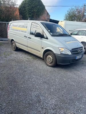 deux camionnettes garées l'une à côté de l'autre dans un parking