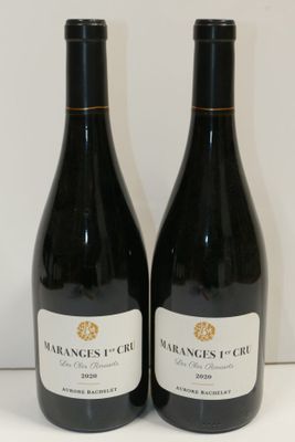 deux bouteilles de vin posées sur une table l'une à côté de l'autre