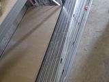 une photo d'une étagère métallique sur laquelle sont posés de nombreux outils