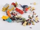 un grand nombre de petites voitures et de camions sur une surface blanche