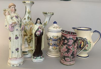 many vases that are sitting on a shelf