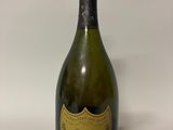 une bouteille de champagne posée sur une table blanche