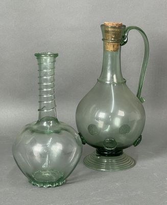 deux vases en verre posés l'un à côté de l'autre sur une table