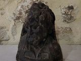 une statue représentant un homme avec un chien sur la tête