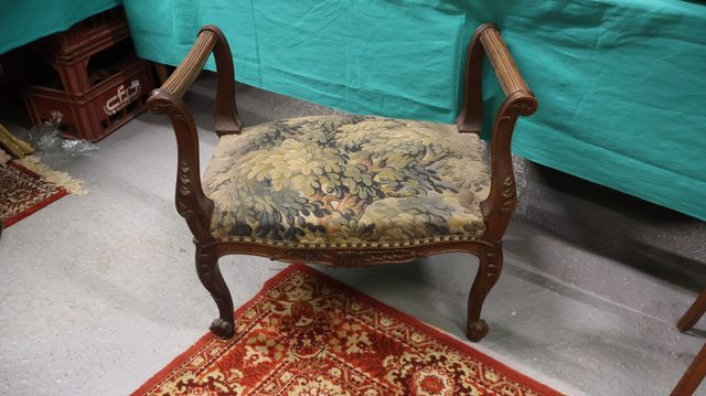 Petit banc à chevets garni de tapisserie 