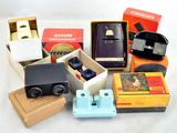 de nombreux types d'appareils photo et de boîtes posés sur la table