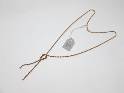 Gros plan sur un collier portant une étiquette