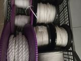 un panier rempli de cordes de toutes sortes