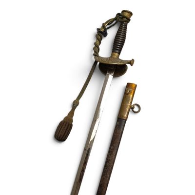 une vieille épée avec un manche en bois sur fond blanc