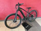 un vélo posé par terre à côté d'un sac