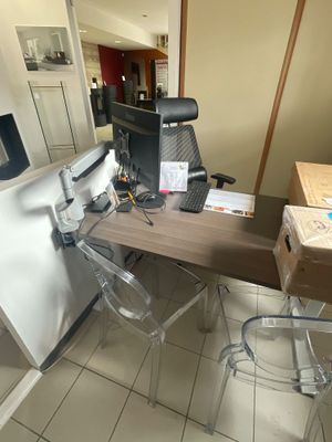 un bureau avec un ordinateur et une chaise dans la chambre