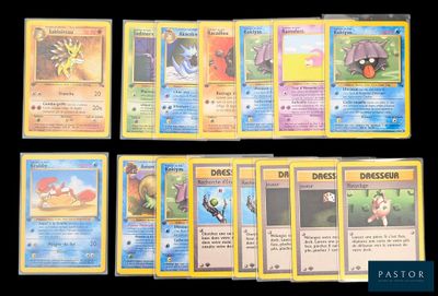 Plusieurs cartes Pokémon sont alignées sur une surface noire.