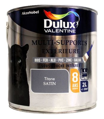 un gros plan sur un pot de peinture sur lequel figure un chat noir