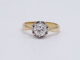 bague de fiançailles en or jaune ornée d'un diamant rond de taille brillant