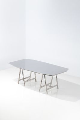 une photo d'une table blanche avec un plateau en verre, posée sur un sol blanc