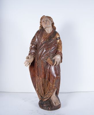 statue d'un homme tenant une croix dans la main droite