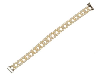 un gros plan d'un bracelet de perles blanches sur fond blanc