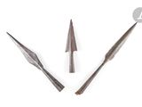 trois types d'outils différents sont représentés sur une surface blanche