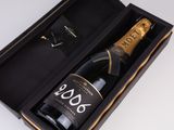 La bouteille de champagne qui se trouve dans la boîte est vide et prête à être débouchée.