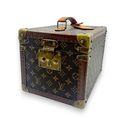 une vieille valise munie d'une poignée