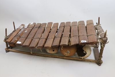 Xylophone à percussion. Très probablement Centre Afrique.