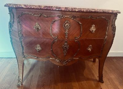 une commode en marbre sur un plancher en bois