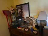 une photo d'une table sur laquelle se trouvent une lampe et un tableau