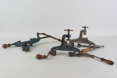 Plusieurs types d'outils de plomberie sont posés sur une surface blanche.
