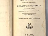 un livre ouvert posé sur une table, avec une feuille de papier dessus