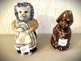 deux figurines représentant une femme et un chat posées sur une table